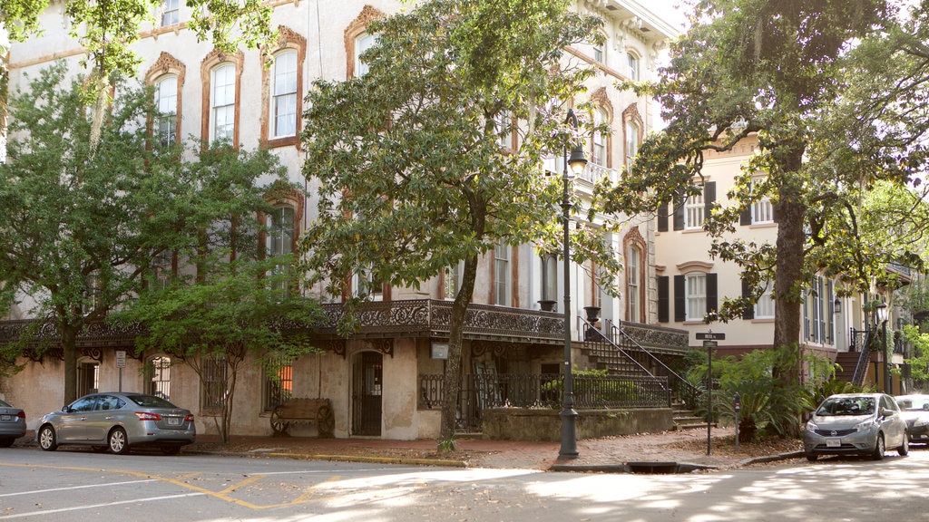 Monterey Square showing heritage architecture