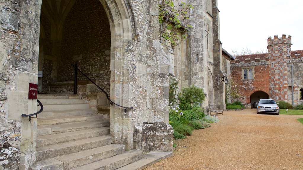 Hospital of St Cross ofreciendo arquitectura patrimonial