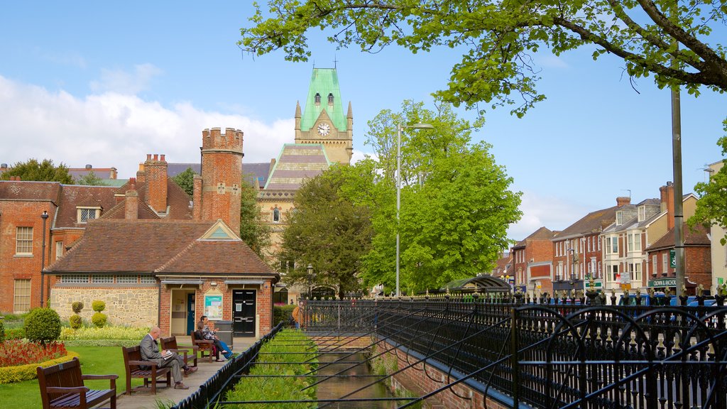 Winchester showing a garden and heritage architecture