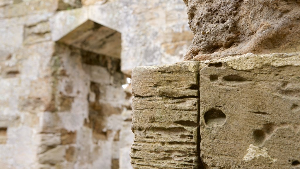 Sandsfoot Castle que incluye arquitectura patrimonial y una ruina