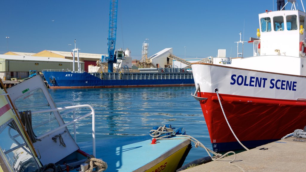 Porto de Poole que inclui um rio ou córrego