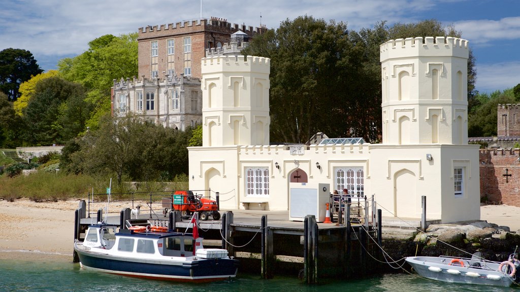 Brownsea Castle ofreciendo patrimonio de arquitectura