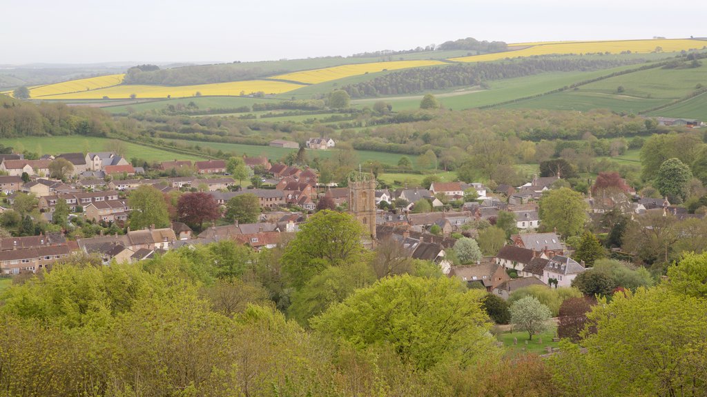 Cerne Abbas Giant ofreciendo una pequeña ciudad o aldea y escenas tranquilas