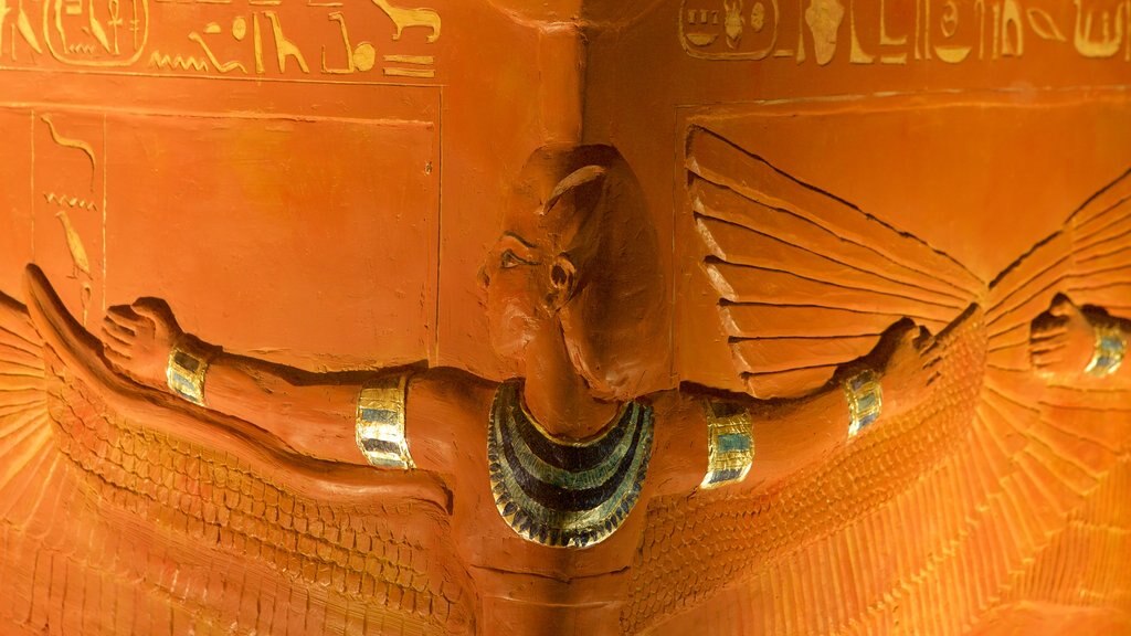 Tutankhamun: The Exhibition montrant statue ou sculpture et patrimoine historique