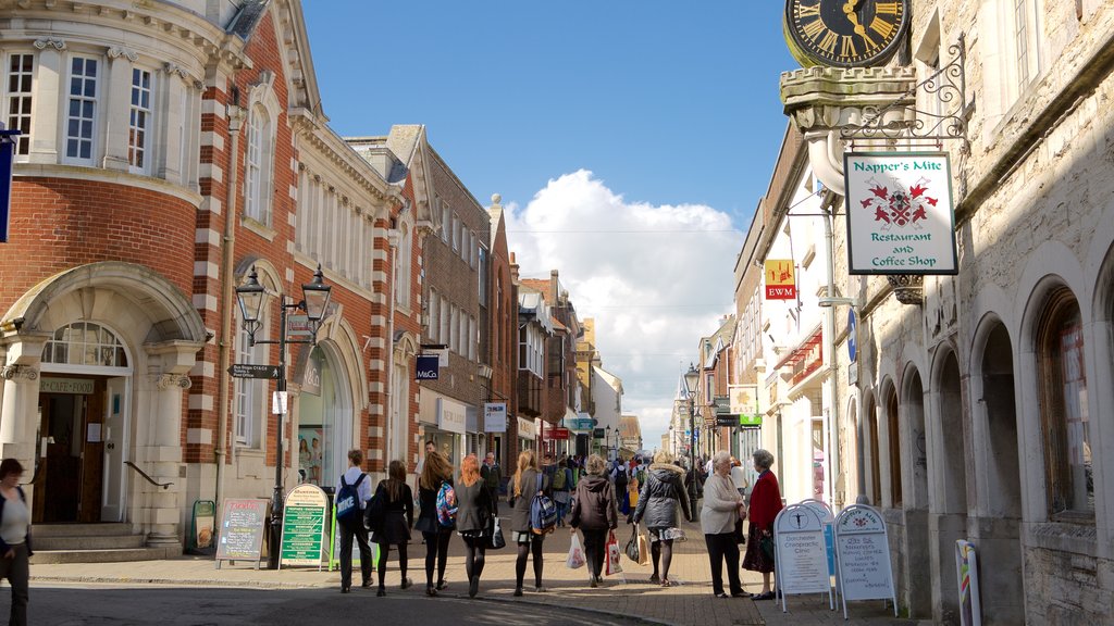 Dorchester qui includes scènes de rue aussi bien que important groupe de personnes