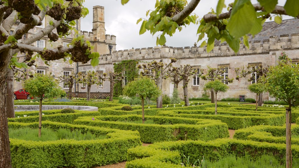 Wilton House caracterizando uma casa, elementos de patrimônio e um jardim