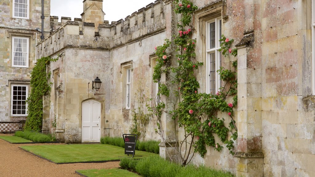 Wilton House mostrando arquitectura patrimonial, una casa y elementos patrimoniales