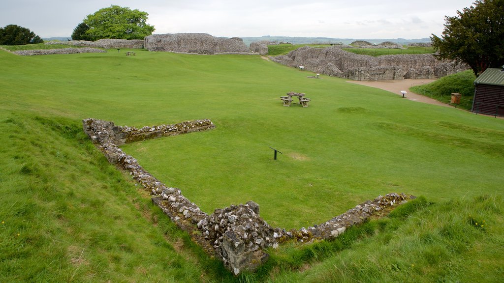 Old Sarum caracterizando uma ruína, cenas tranquilas e elementos de patrimônio