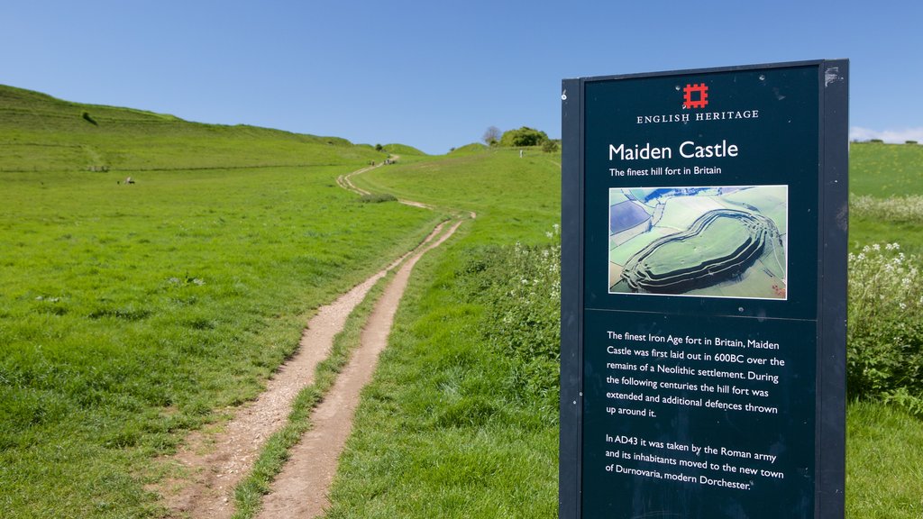 Maiden Castle que incluye señalización y escenas tranquilas