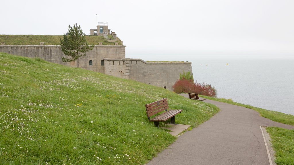 Nothe Fort que incluye castillo o palacio y vistas generales de la costa