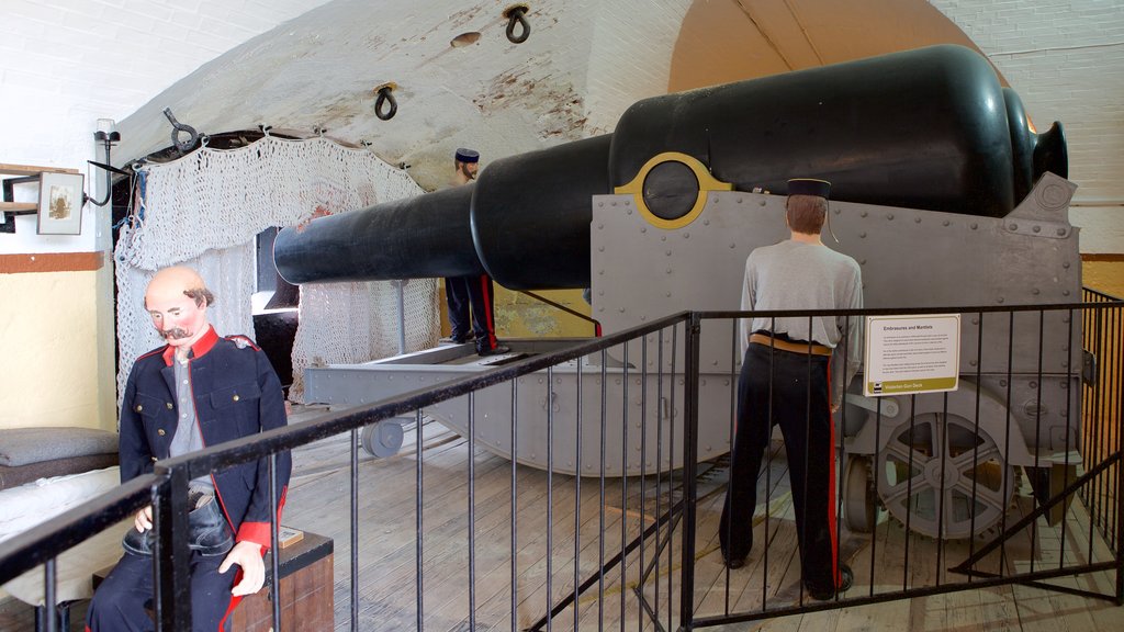 Nothe Fort toont kasteel of paleis, historisch erfgoed en een standbeeld of beeldhouwwerk