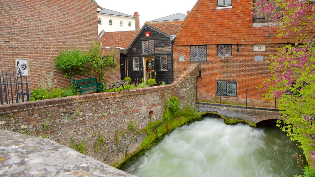 Stadsmolen van Winchester inclusief historische architectuur en een rivier of beek