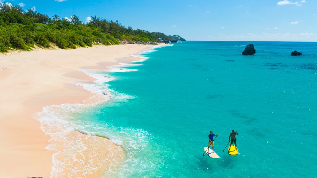 Bermudas mostrando una playa de arena y deportes acuáticos