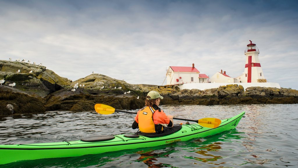 Nuevo Brunswick mostrando kayaks o canoas y un faro