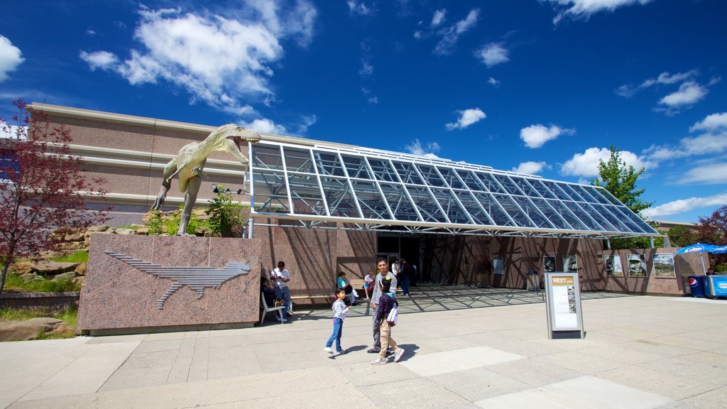 Musée Royal Tyrrell aussi bien que un petit groupe de personnes