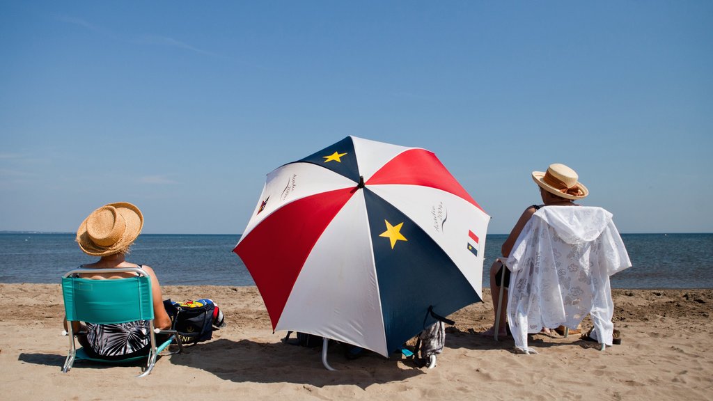 Parlee Beach Provincial Park menunjukkan pantai berpasir