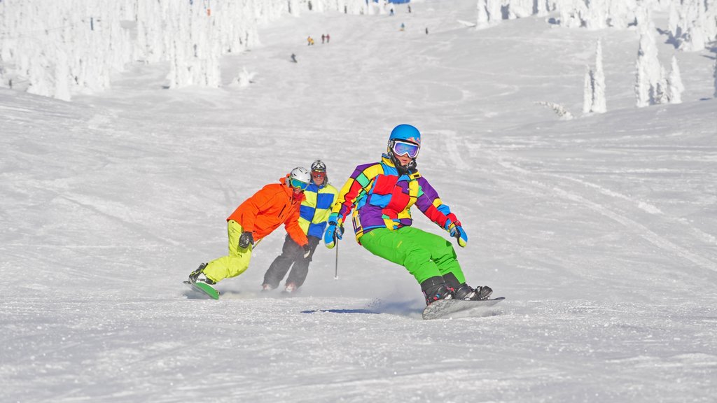 Estação de esqui de Big White mostrando esqui na neve, snowboard e neve