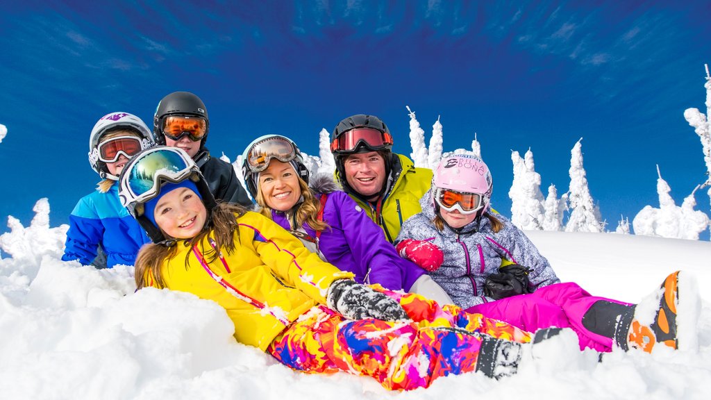 Estación de esquí Big White que incluye nieve y también una familia