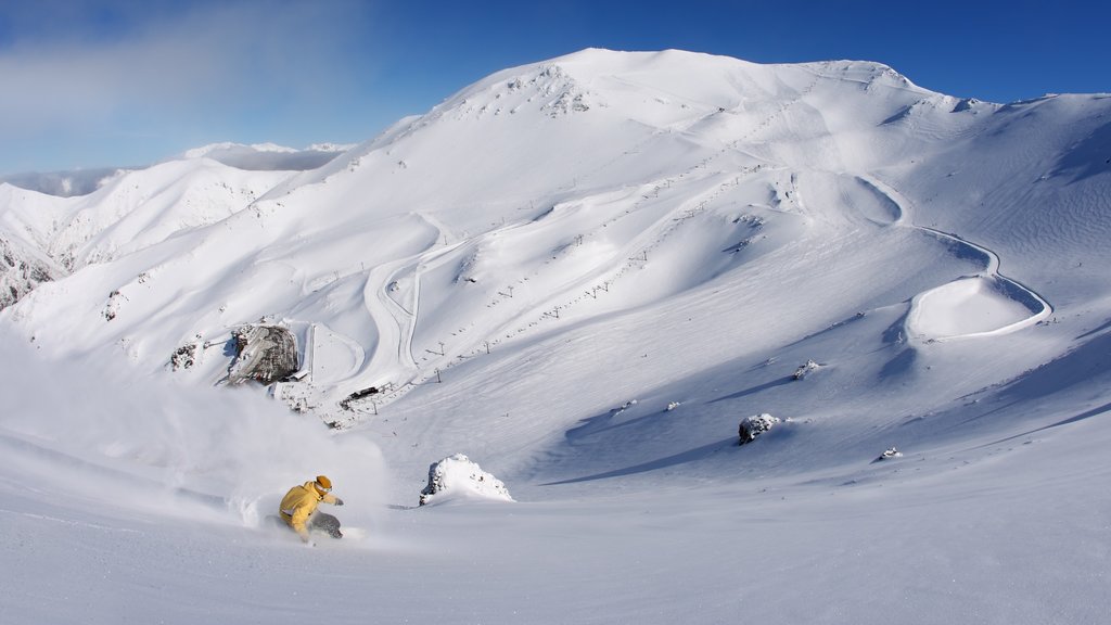 Mount Hutt que incluye nieve, montañas y snowboard