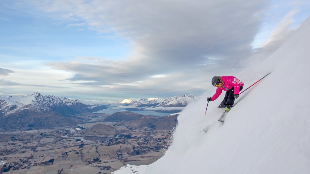 Coronet Peak Ski Area showing snow skiing and snow