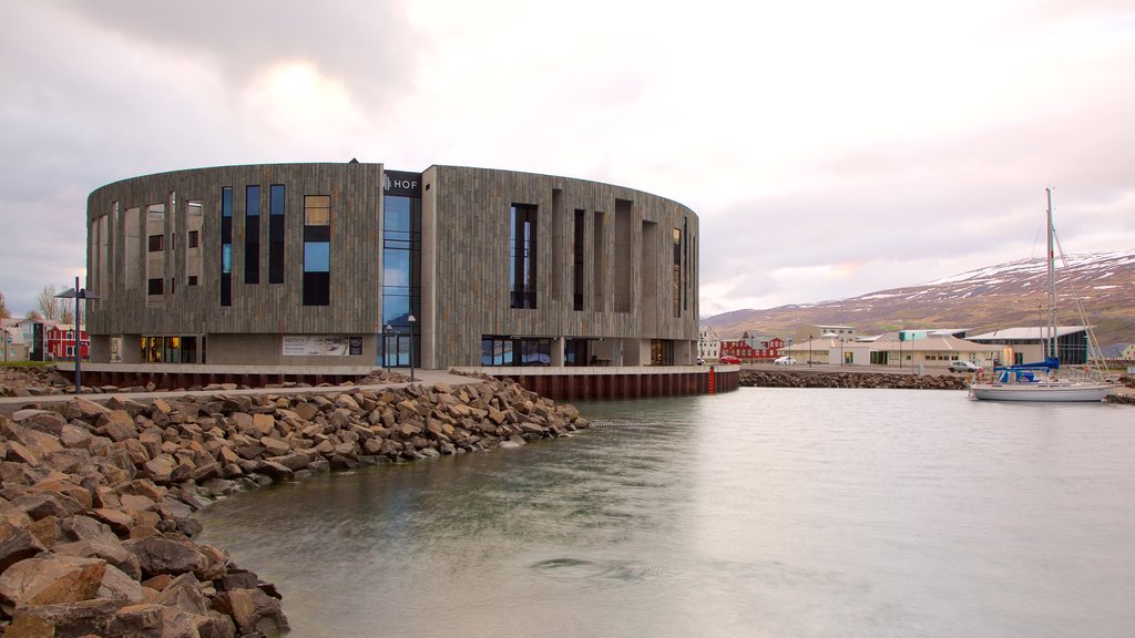 Akureyri som inkluderer moderne arkitektur og kyst