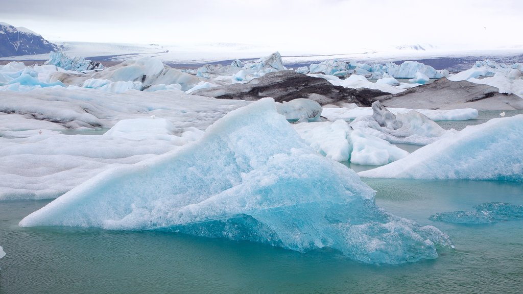 Jökulsárlón johon kuuluu lunta