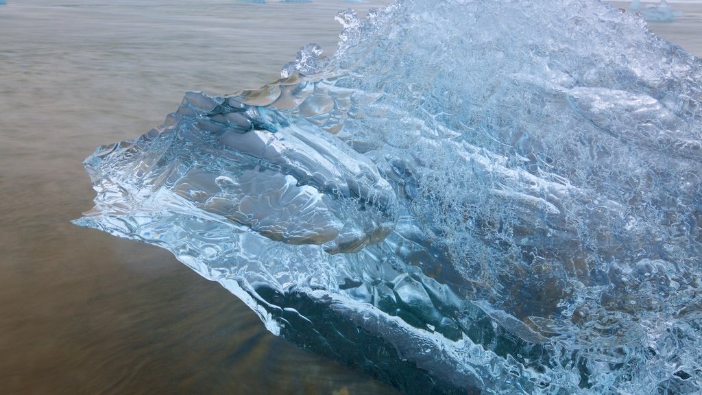 Lagoa Jökulsárlón que inclui neve