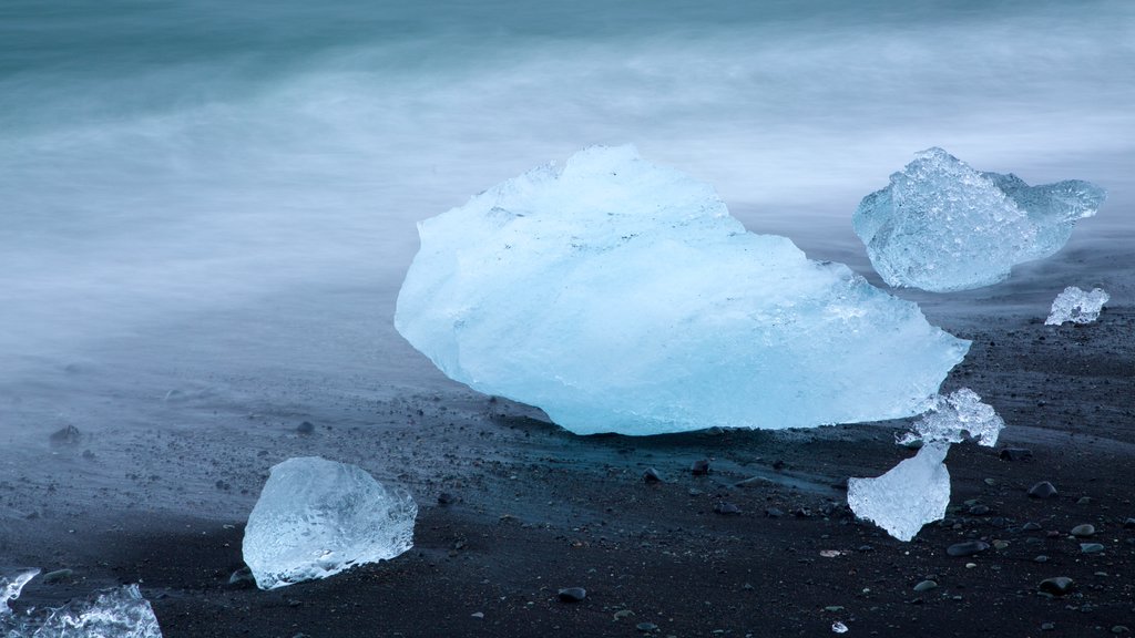 Lagoa Jökulsárlón que inclui neve