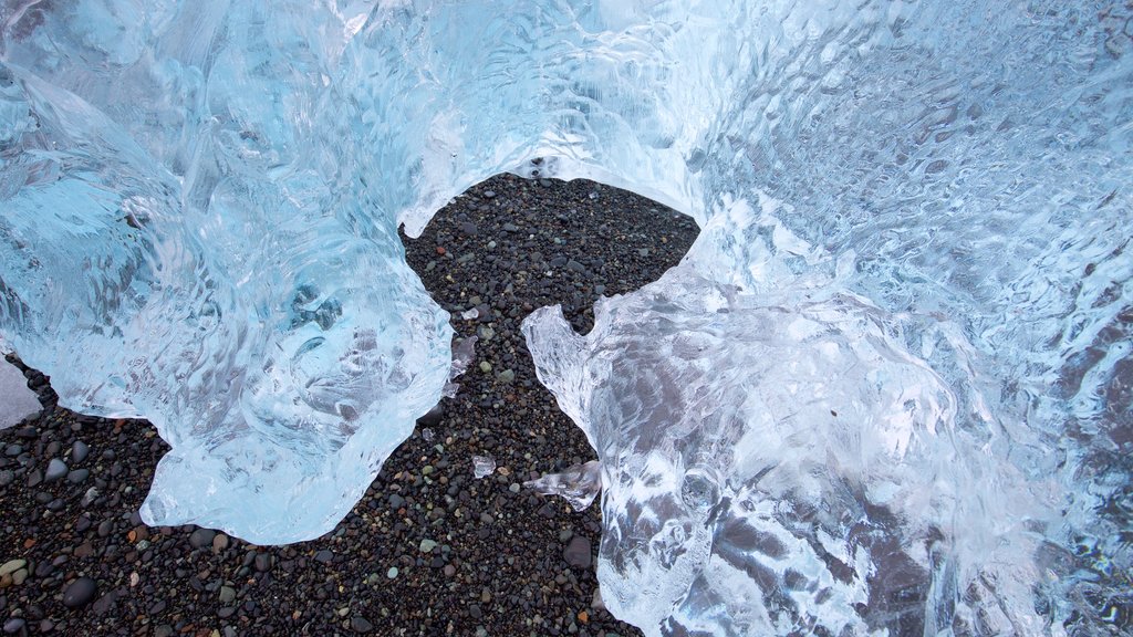 Jökulsárlón som viser snø og strand med småstein