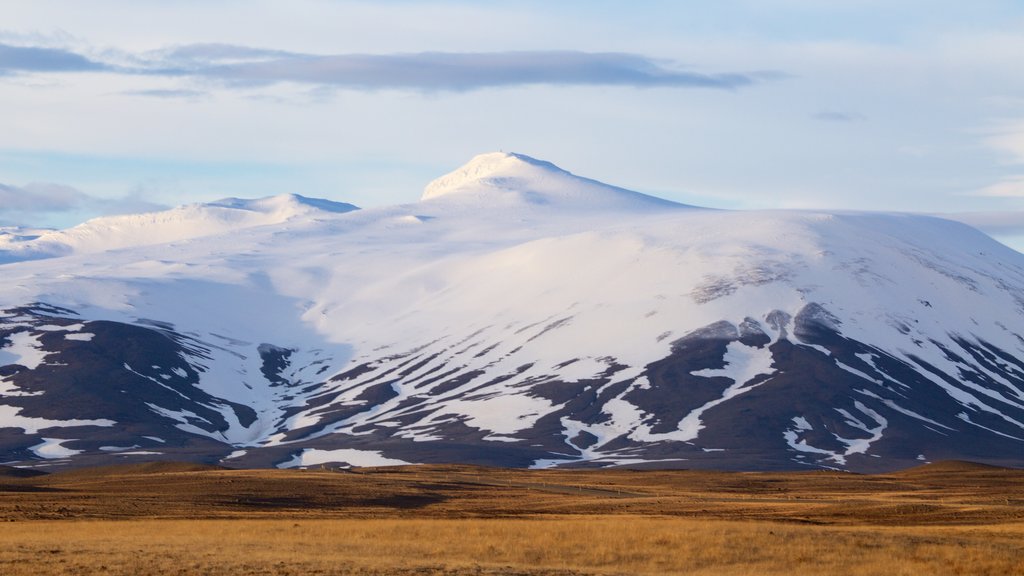 Laugarvatn johon kuuluu vuoret ja lunta