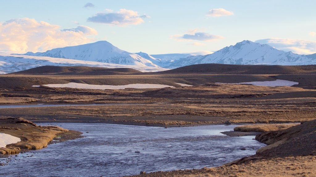 Laugarvatn som inkluderer rolig landskap, elv eller bekk og snø