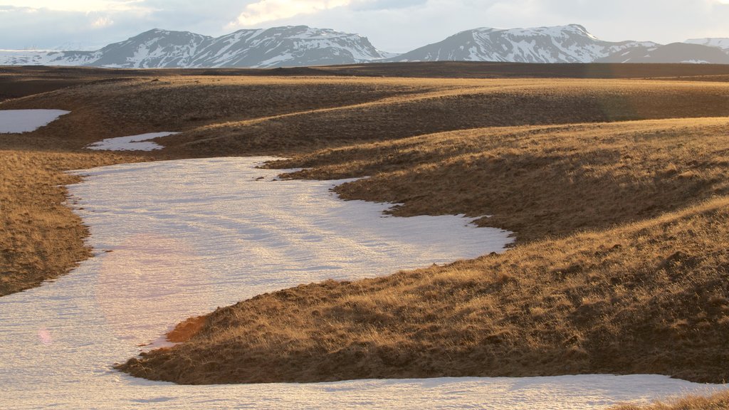 Laugarvatn johon kuuluu rauhalliset maisemat ja lunta