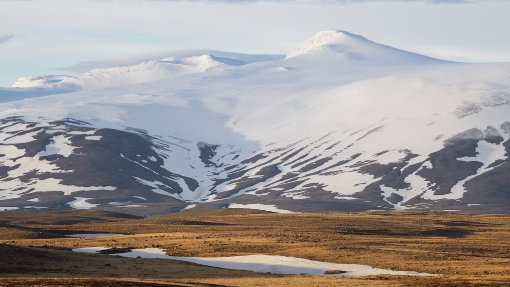 Laugarvatn som inkluderer fjell og snø