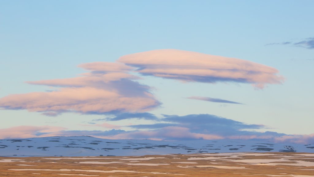 Laugarvatn som viser rolig landskap