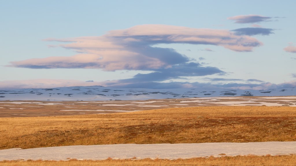 Laugarvatn som viser rolig landskap og snø