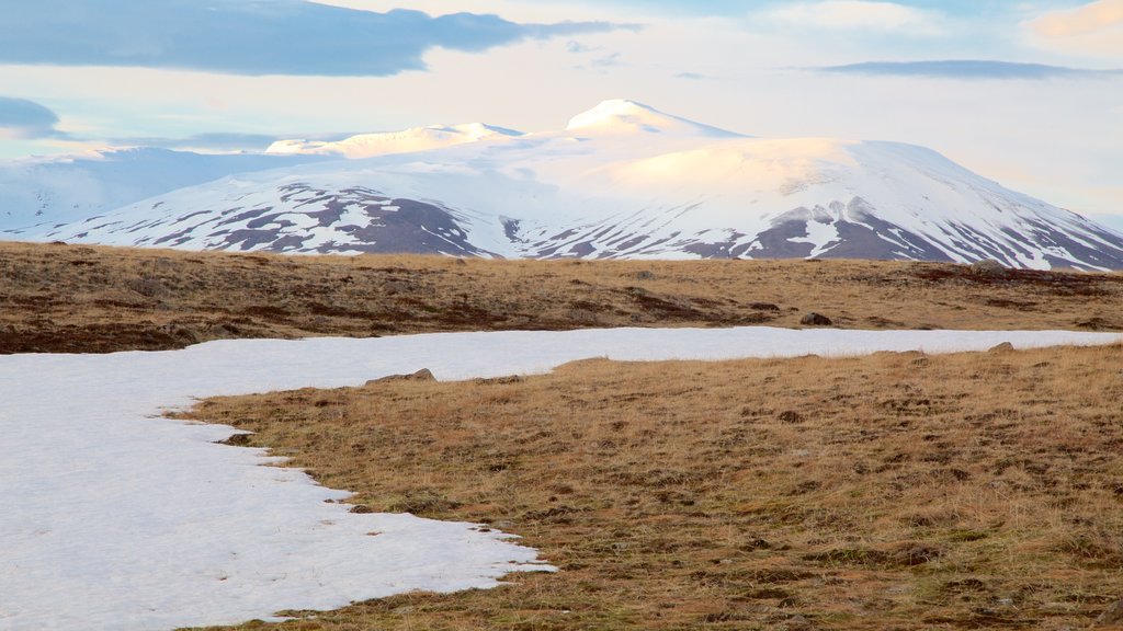 Laugarvatn mostrando montanhas, cenas tranquilas e neve