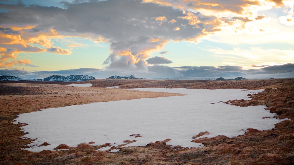 Laugarvatn bevat vredige uitzichten, een zonsondergang en sneeuw