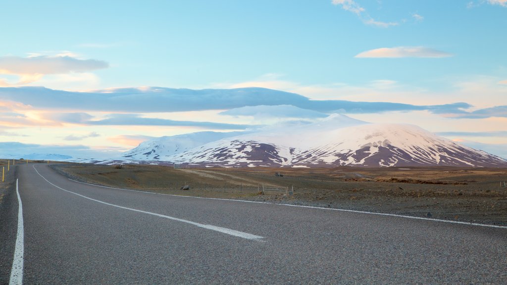 Laugarvatn som inkluderer rolig landskap