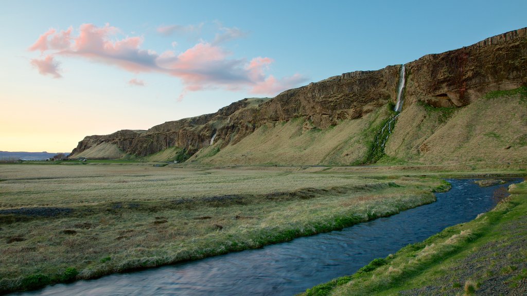 Seljalandsfoss fasiliteter samt fjell, rolig landskap og elv eller bekk