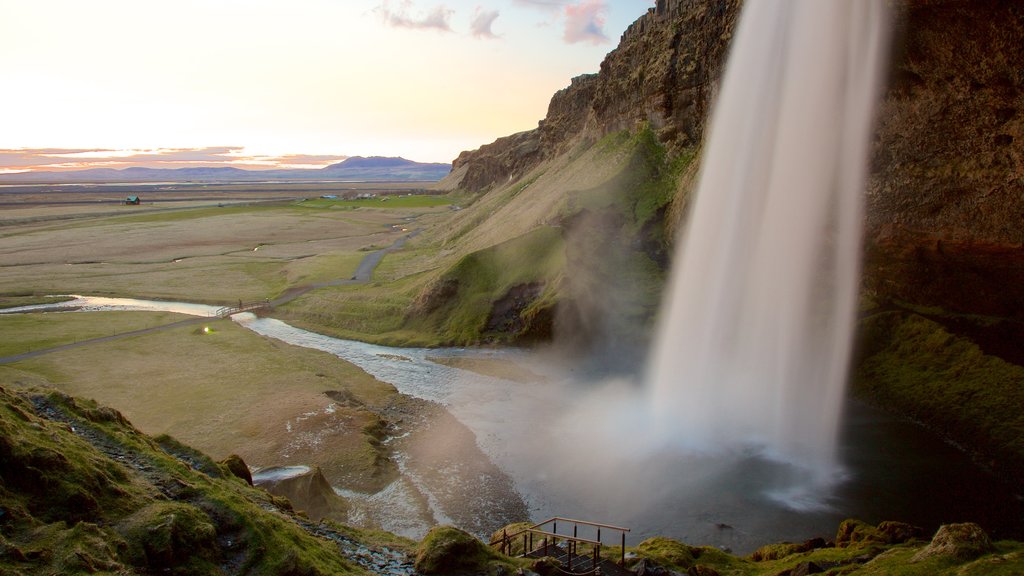 Seljalandsfoss montrant coucher de soleil et cascade