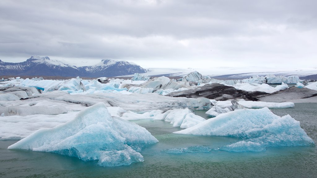 Jökulsárlón joka esittää yleiset rantanäkymät ja lunta