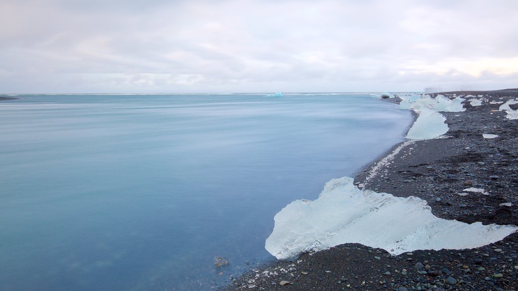 Jokulsarlon-Lagune das einen Schnee und allgemeine Küstenansicht