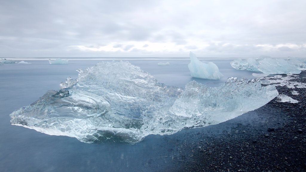 Jokulsarlon-Lagune mit einem allgemeine Küstenansicht und Schnee