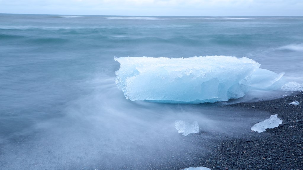 Jökulsárlón johon kuuluu lunta, usvaa tai sumua ja kivinen ranta