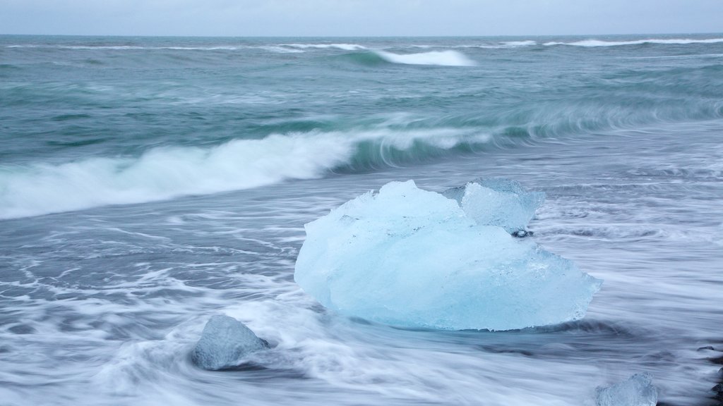 Lagoa Jökulsárlón caracterizando neve e paisagens litorâneas