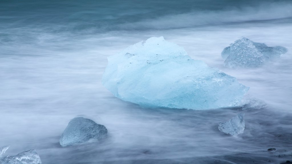 Lago Jokulsarlon mostrando vistas generales de la costa, neblina o niebla y nieve