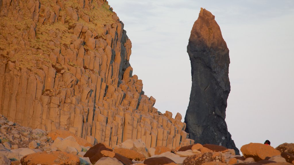 Reynisdrangar bevat een zonsondergang