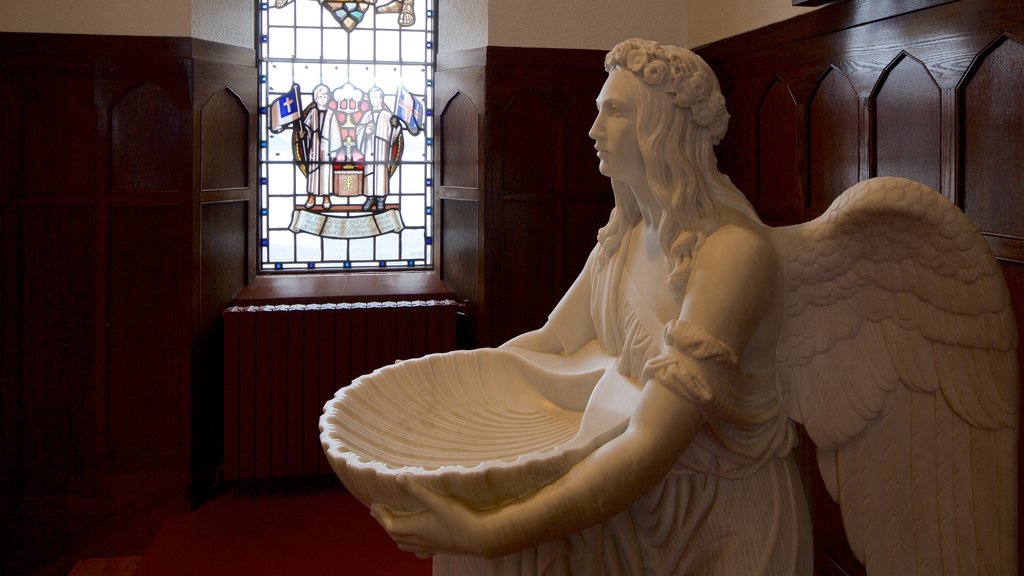 Iglesia de Akureyri ofreciendo una estatua o escultura, una iglesia o catedral y vista interna