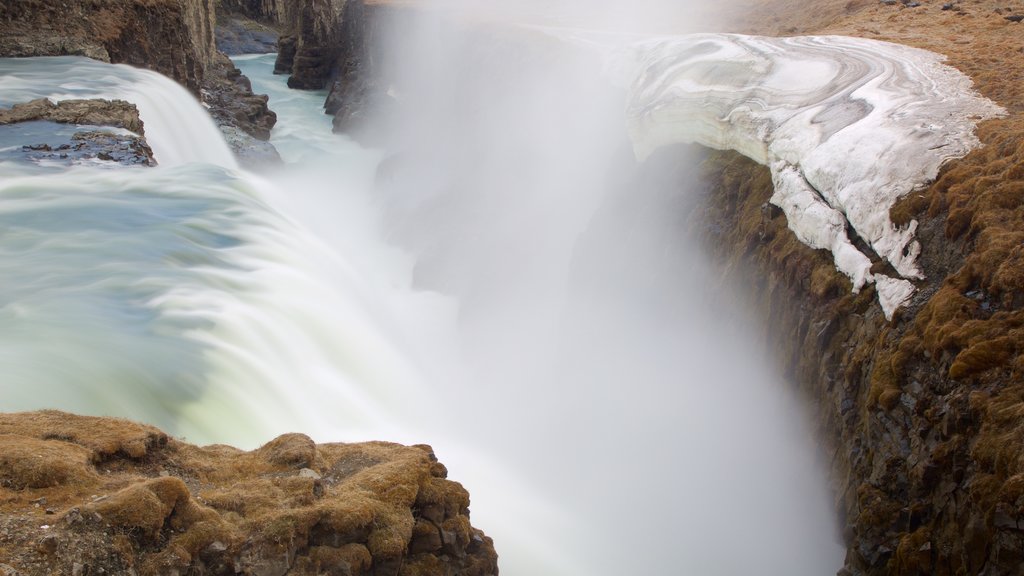 Cascata Gullfoss mostrando um desfiladeiro ou canyon, uma cascata e neblina