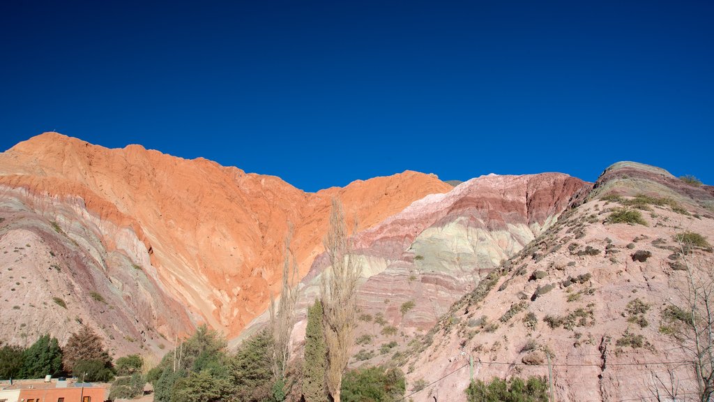 Purmamarca das einen Wüstenblick und Berge